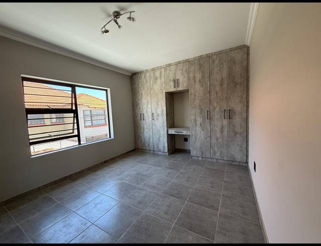 3 BEDROOM TOWNHOUSE FOR SALE IN WATERVAL EAST